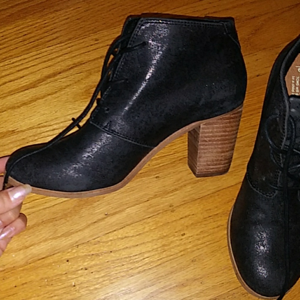 Tom's metallic grey boots